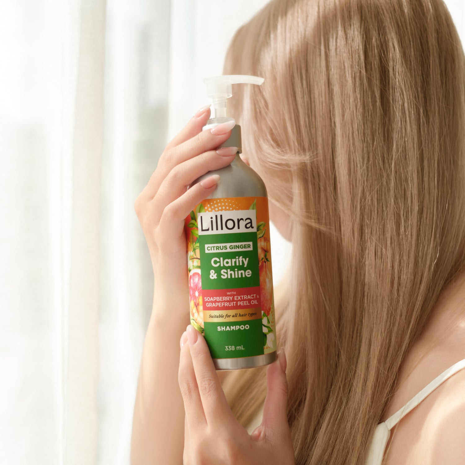 Revive and transform dry, damaged hair with the Lustrous Shine Intensive Hair Mask. Infused with weightless hydration, it restores moisture, repairs strands, and enhances the natural shine of silky-smooth, glossy locks. 
Featuring a silicone-free formula, it’s perfect for all hair types and safe for coloured hair. Enjoy the invigorating citrus-ginger scent while detangling and protecting against static. Eco-friendly packaging ensures your beauty routine is kind to the planet.
